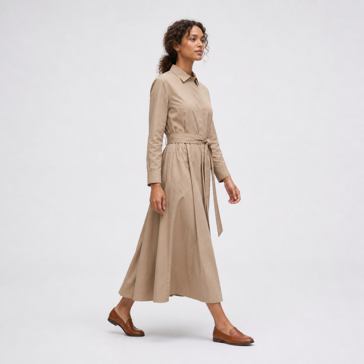 Robe longue taupe ceinturée Tsniout – 03 profil marche
