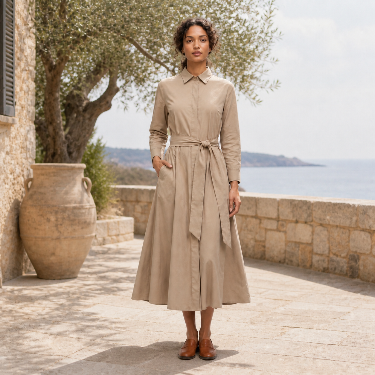 Robe longue taupe ceinturée Tsniout – 06 lifestyle debout