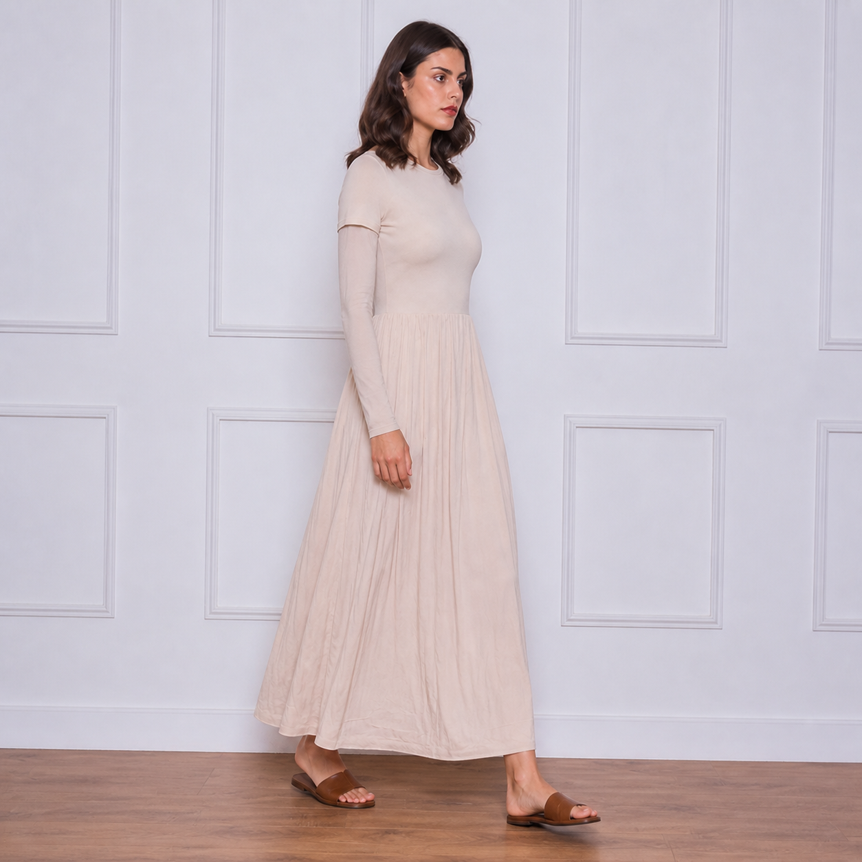 Robe longue beige clair plissée Tsniout – 03 profil marche