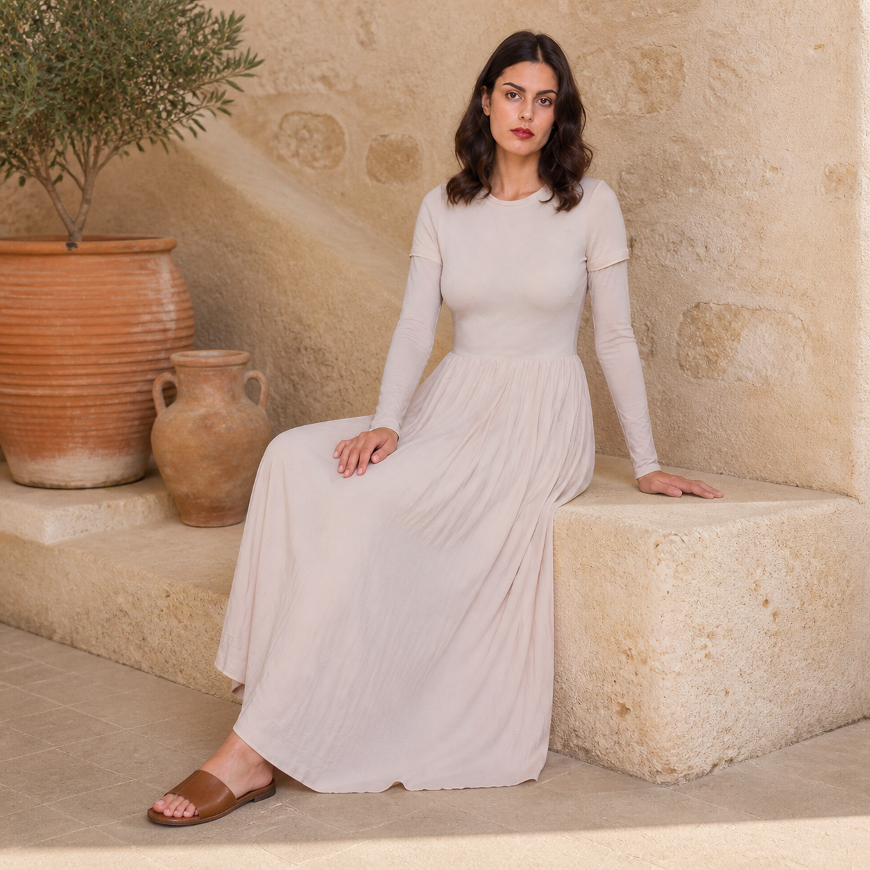 Robe longue beige clair plissée Tsniout – 05 lifestyle assise