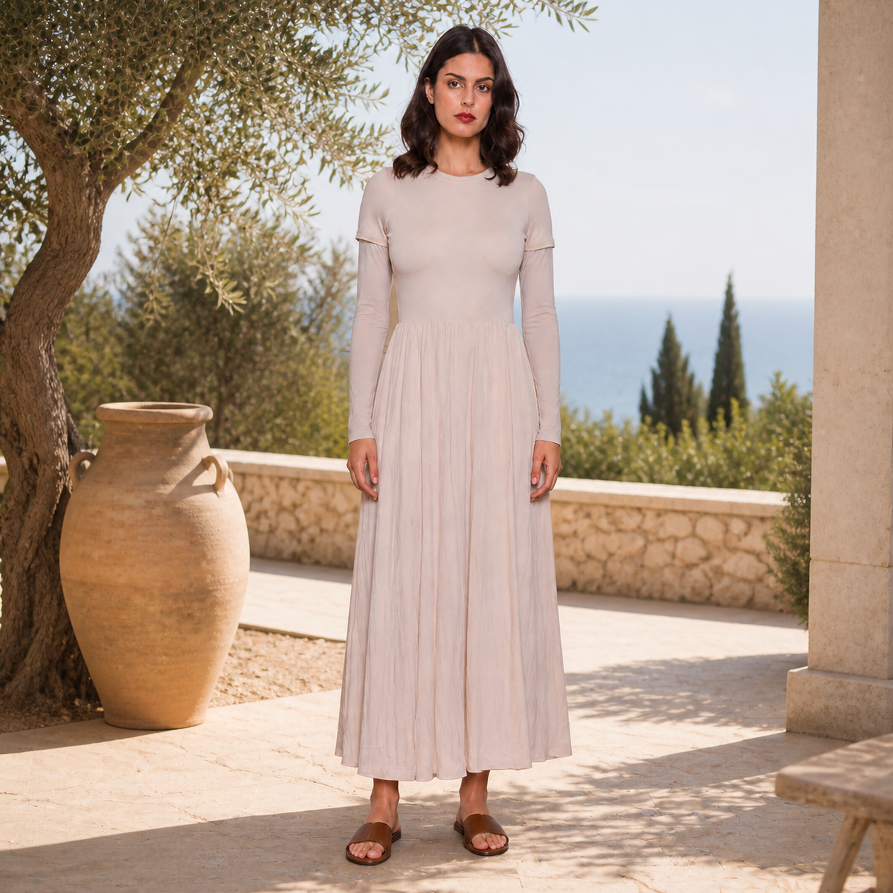 Robe longue beige clair plissée Tsniout – 06 lifestyle debout