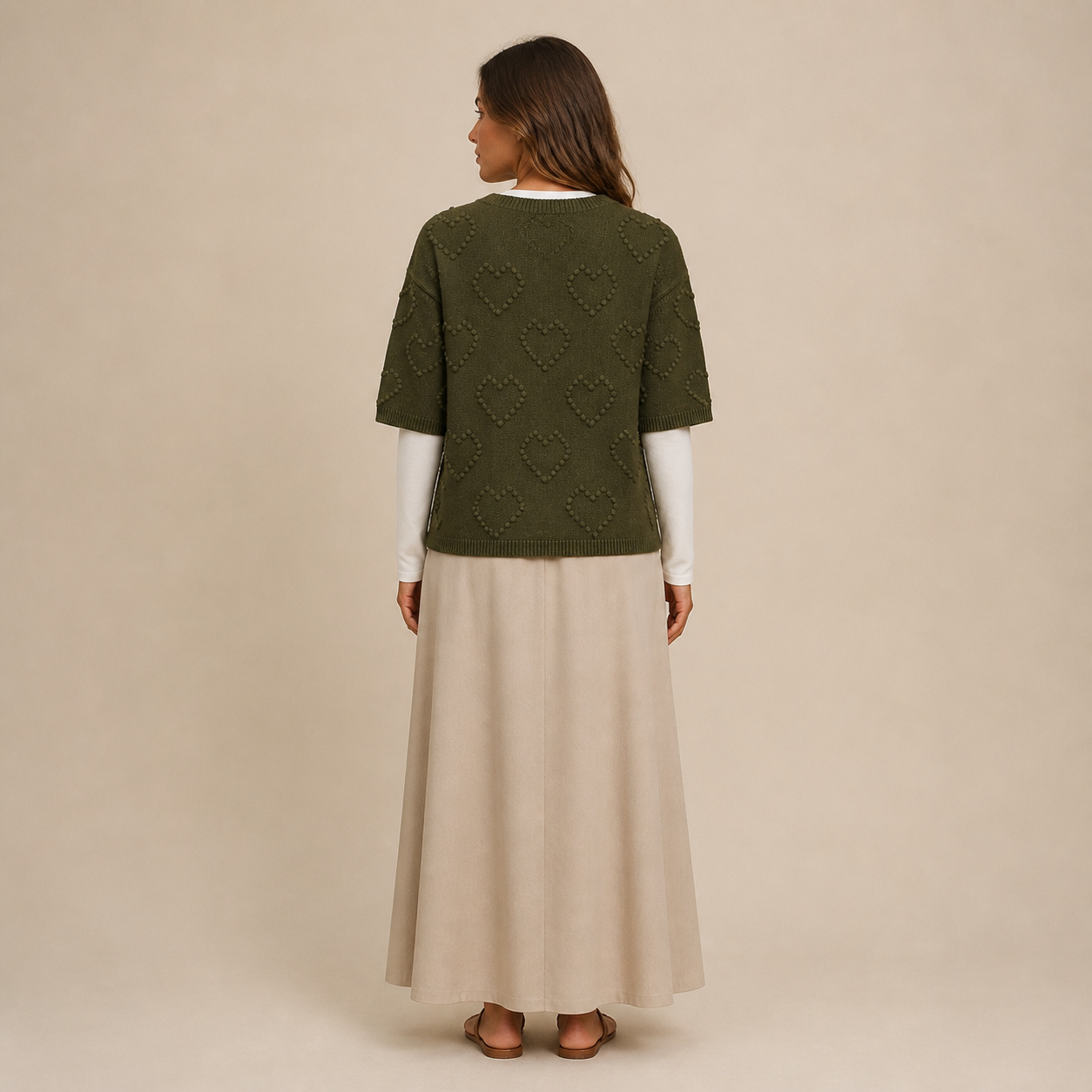 Pull vert olive à motifs cœurs Tsniout – 03 profil marche