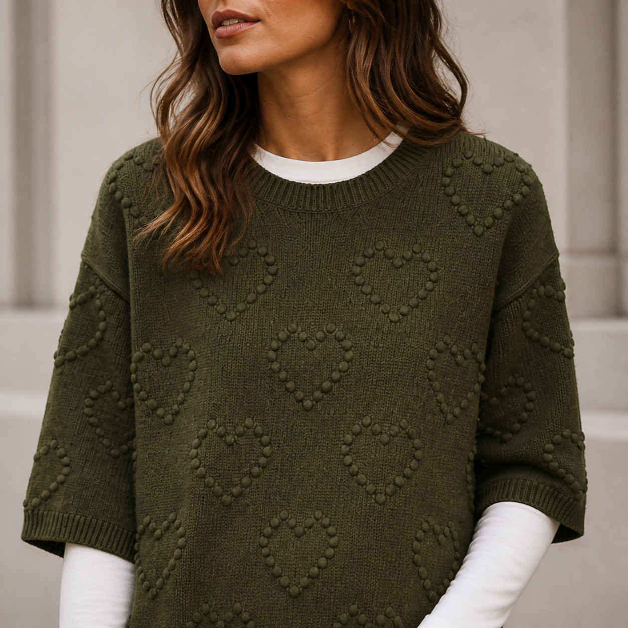 Pull vert olive à motifs cœurs Tsniout – 04 zoom produit