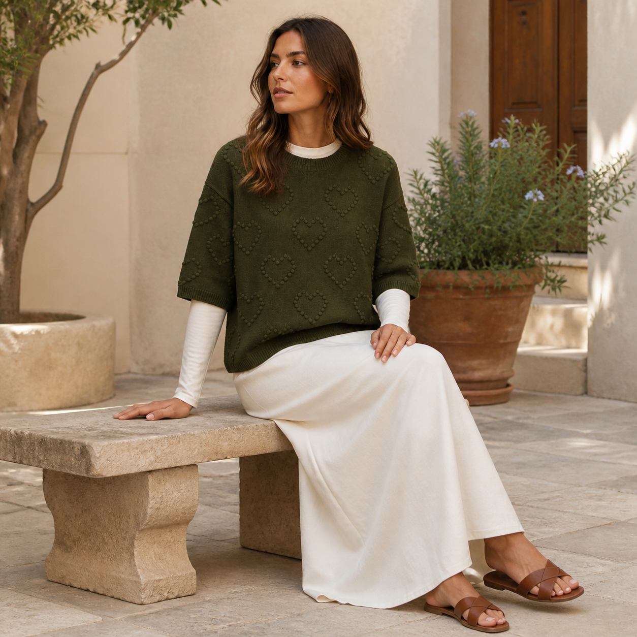 Pull vert olive à motifs cœurs Tsniout – 05 lifestyle assise