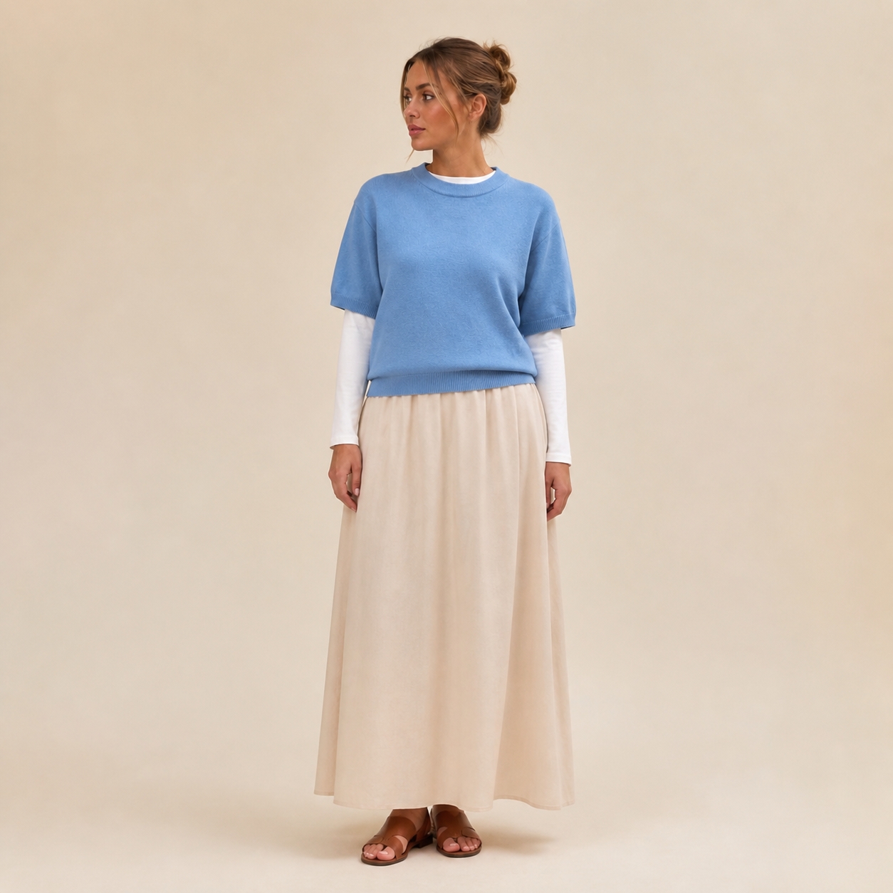 Pull bleu ciel en maille à col rond Tsniout – 01 face studio