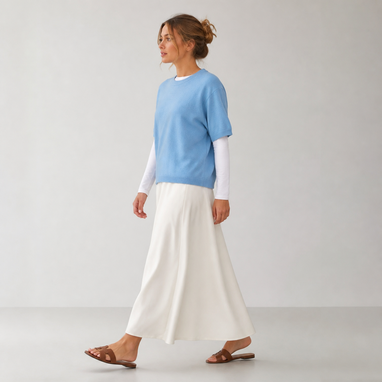 Pull bleu ciel en maille à col rond Tsniout – 03 profil marche