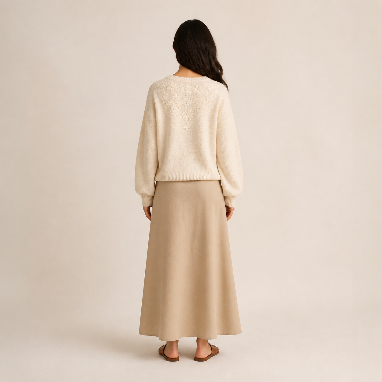 Pull écru brodé de fleurs – vue 2