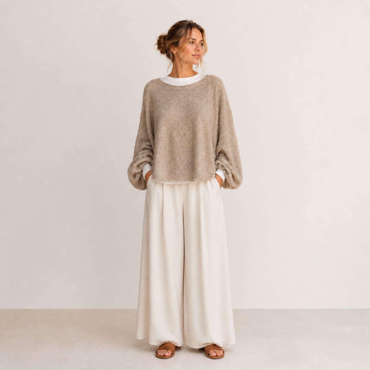 Pull beige en maille duveteuse Tsniout – 01 face studio