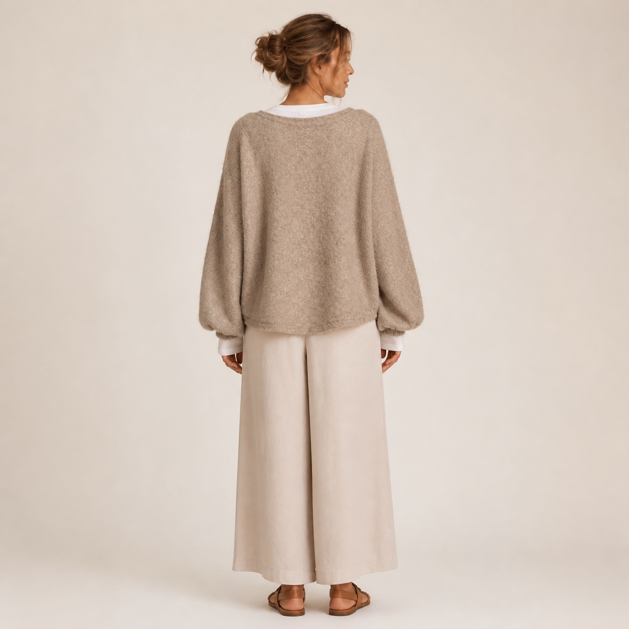 Pull beige en maille duveteuse Tsniout – 02 dos studio