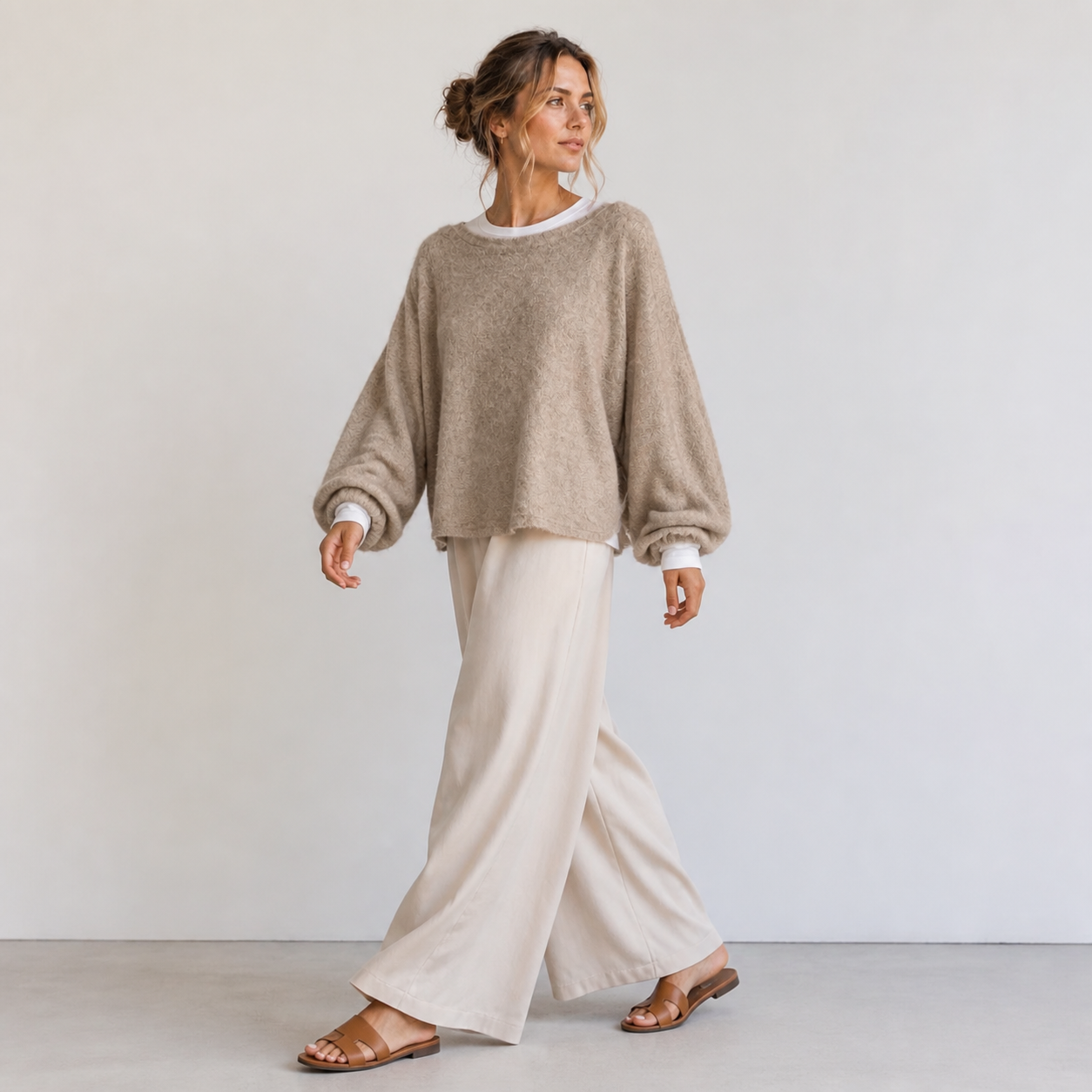 Pull beige en maille duveteuse Tsniout – 03 profil marche
