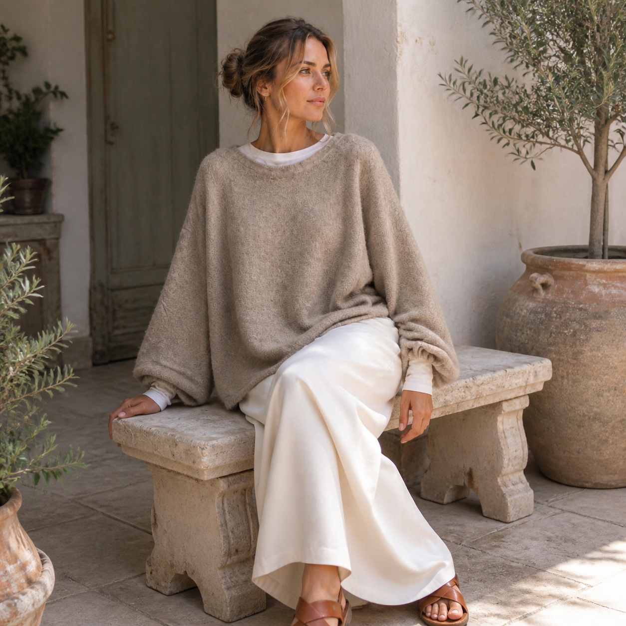 Pull beige en maille duveteuse Tsniout – 05 lifestyle assise