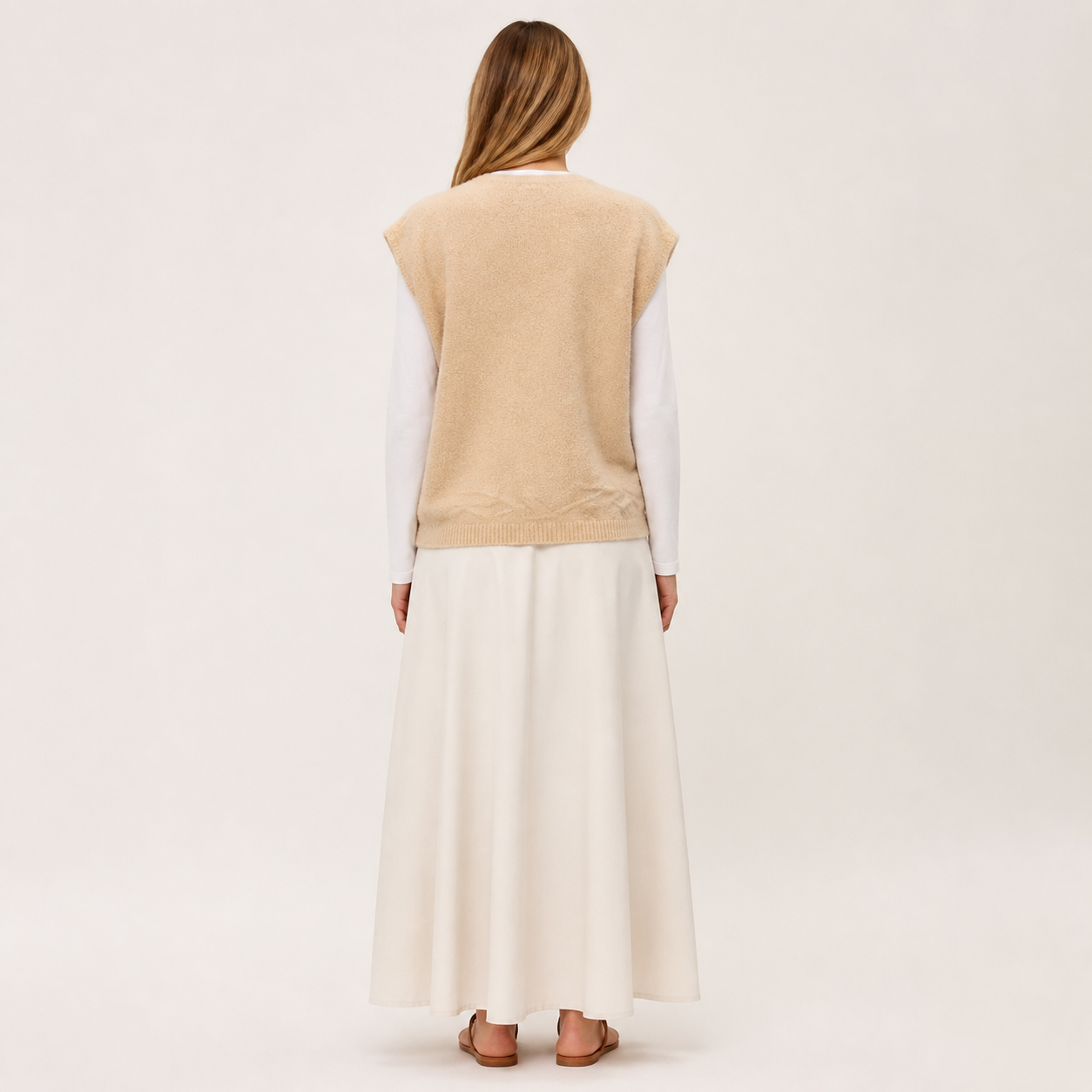 Gilet-pull beige en maille à col V Tsniout – 02 dos studio