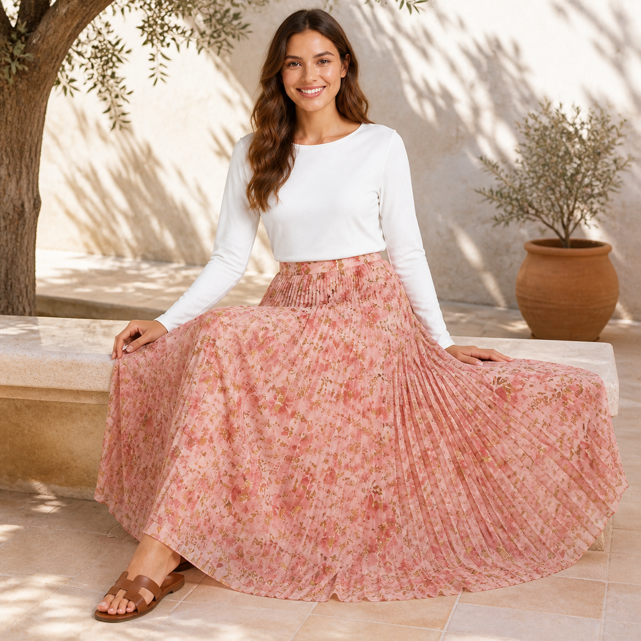 Jupe longue rose fleurie plissée Tsniout – 05 lifestyle assise