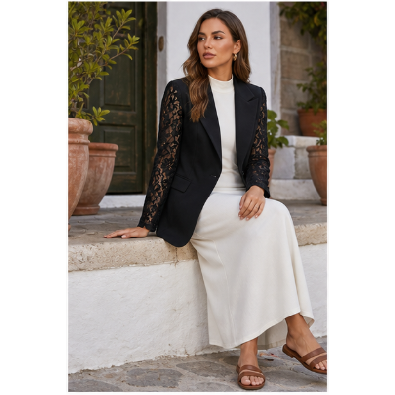 Blazer noir à manches dentelle Tsniout – 05 lifestyle assise