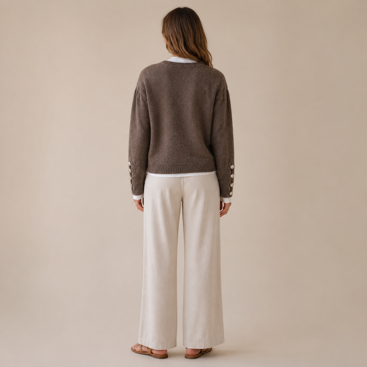 Pull marron en maille à boutons Tsniout – 02 dos studio