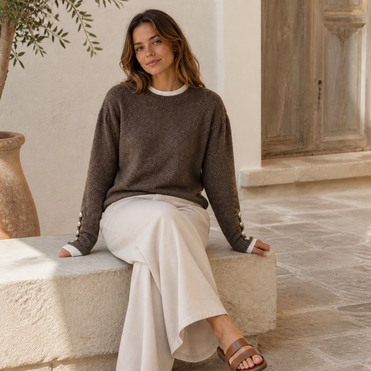 Pull marron en maille à boutons Tsniout – 05 lifestyle assise