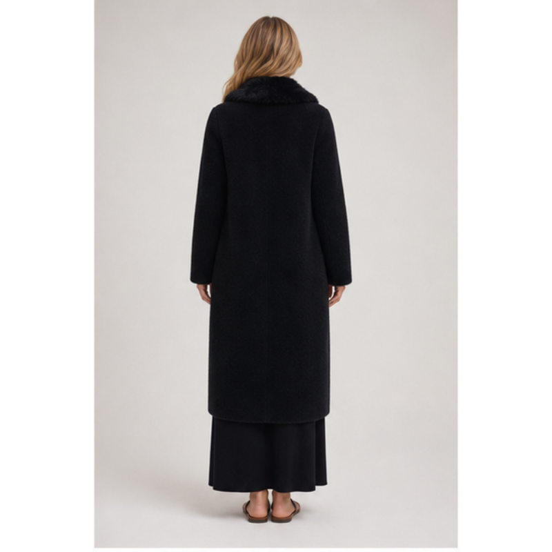 Manteau long fausse fourrure Tsniout – 02 dos studio