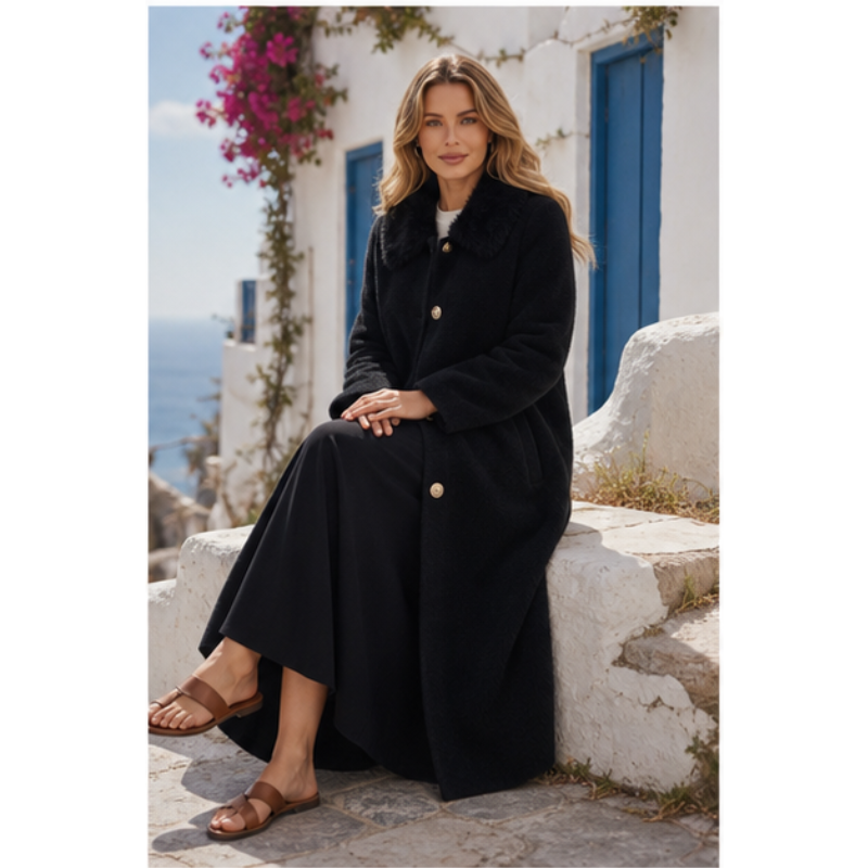 Manteau long fausse fourrure Tsniout – 05 lifestyle assise