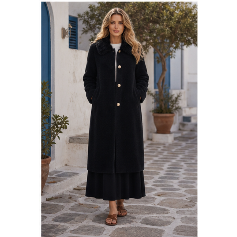 Manteau long fausse fourrure Tsniout – 06 lifestyle debout