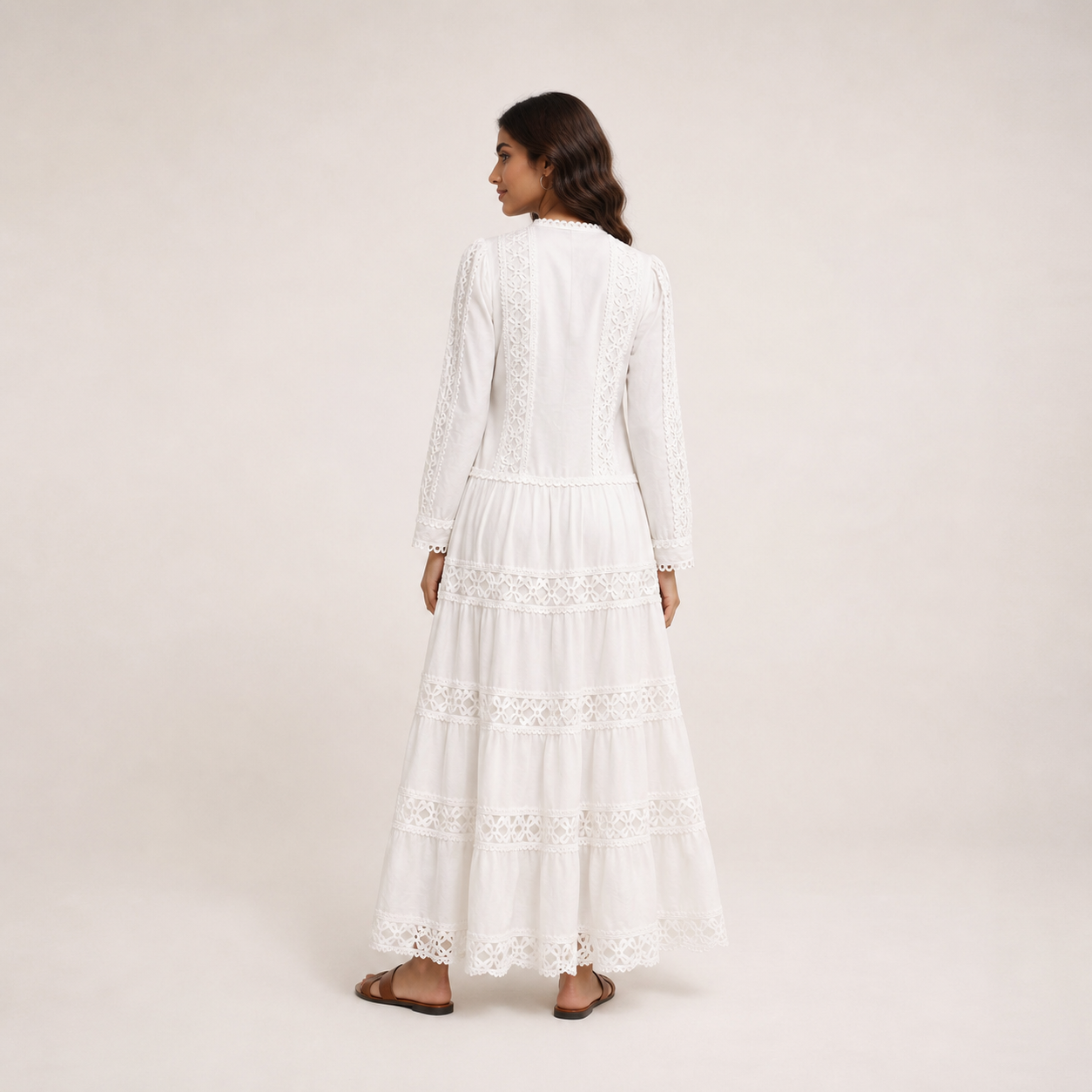 Robe longue écrue bohème brodée à volants – vue 2