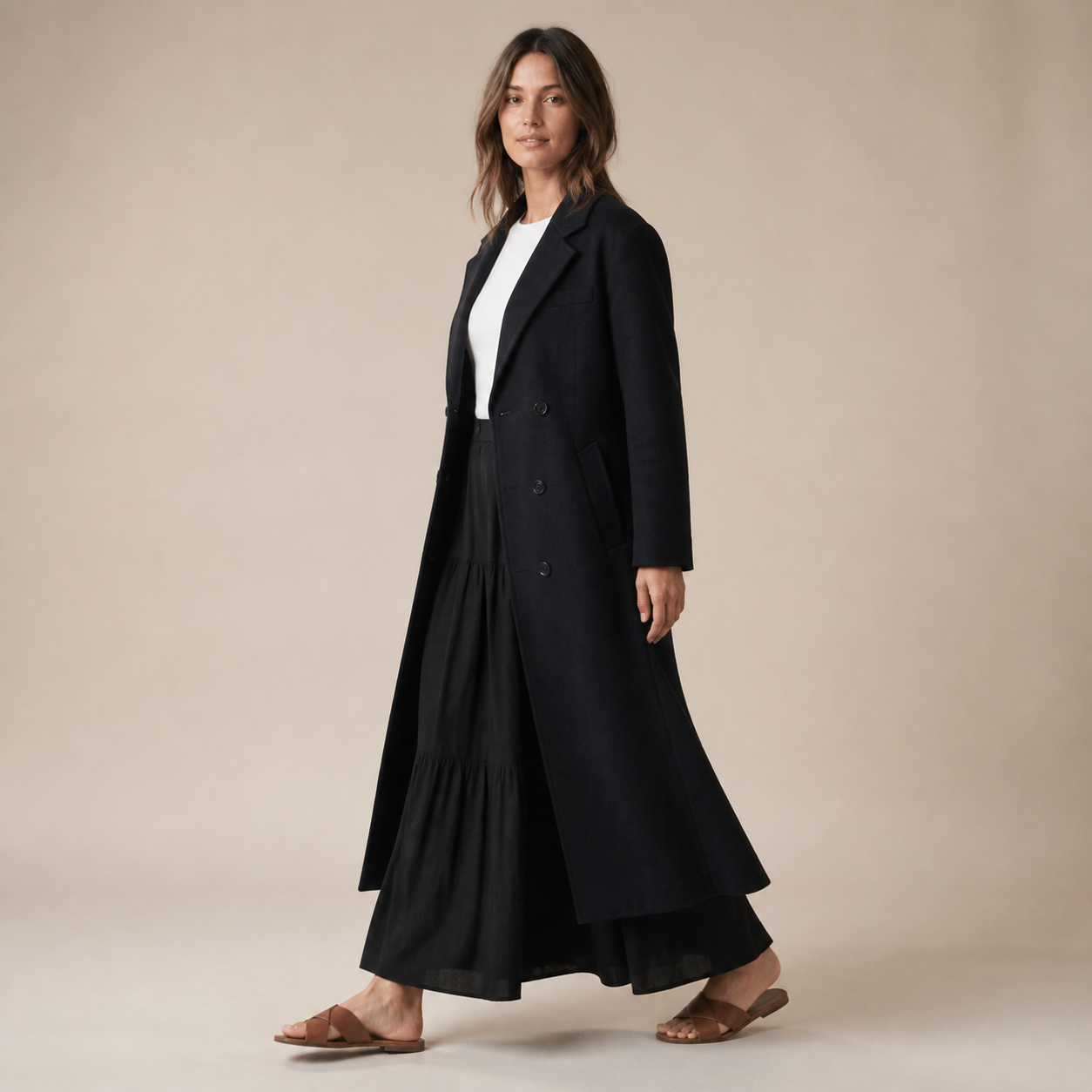 Manteau noir long à double boutonnage Tsniout – 03 profil marche
