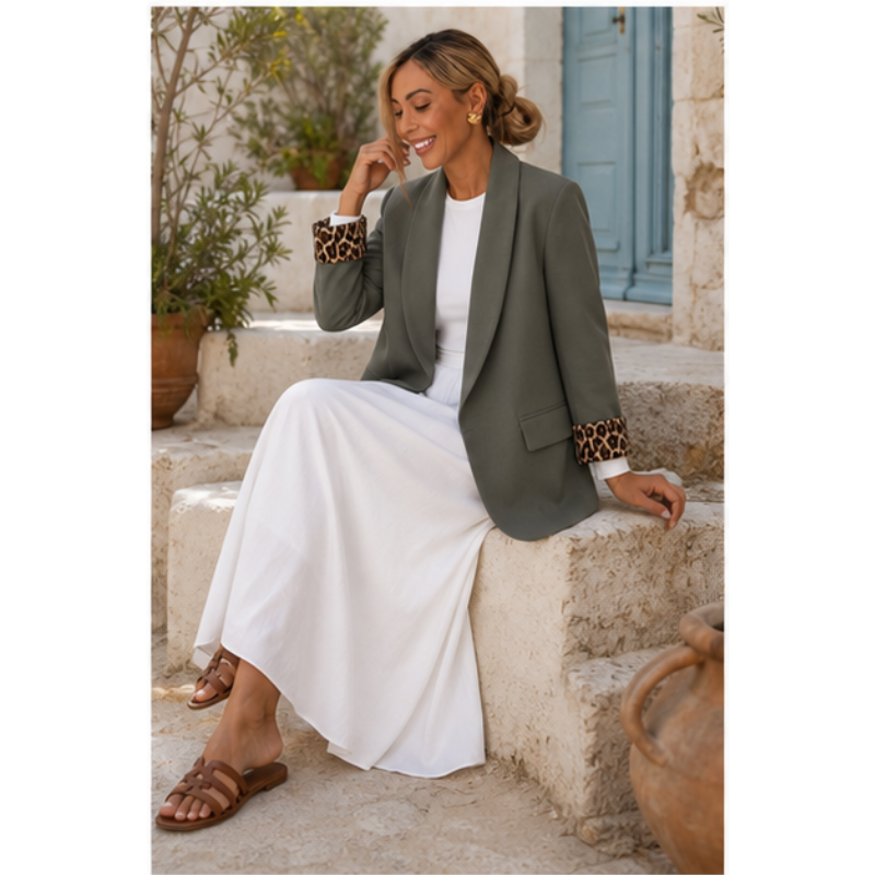 Blazer kaki à manches léopard Tsniout – 05 lifestyle assise