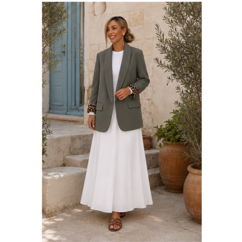 Blazer kaki à manches léopard Tsniout – 06 lifestyle debout