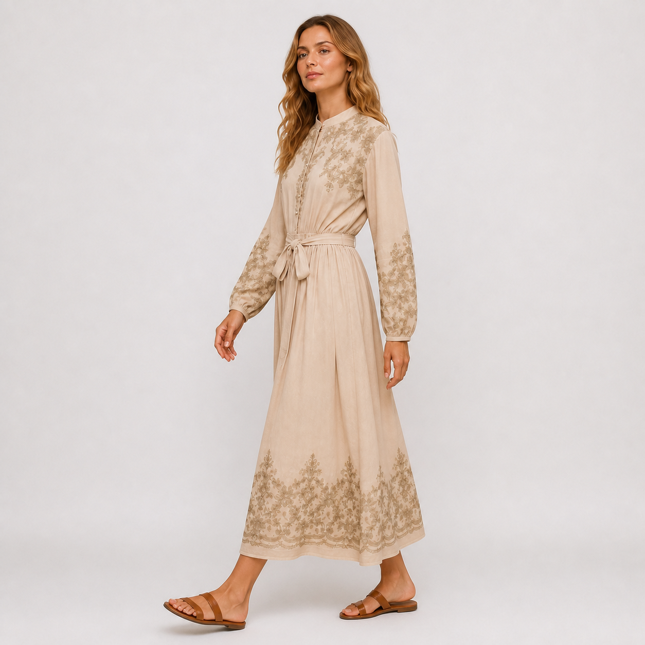 Robe longue taupe brodée Tsniout – 03 profil marche