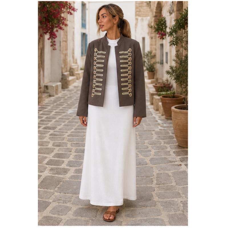 Veste officier brun foncé à galons dorés Tsniout – 06 lifestyle debout