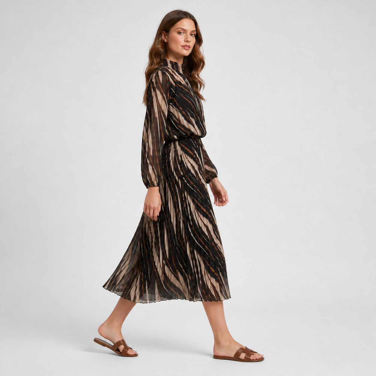 Robe longue noire à imprimé graphique Tsniout – 03 profil marche