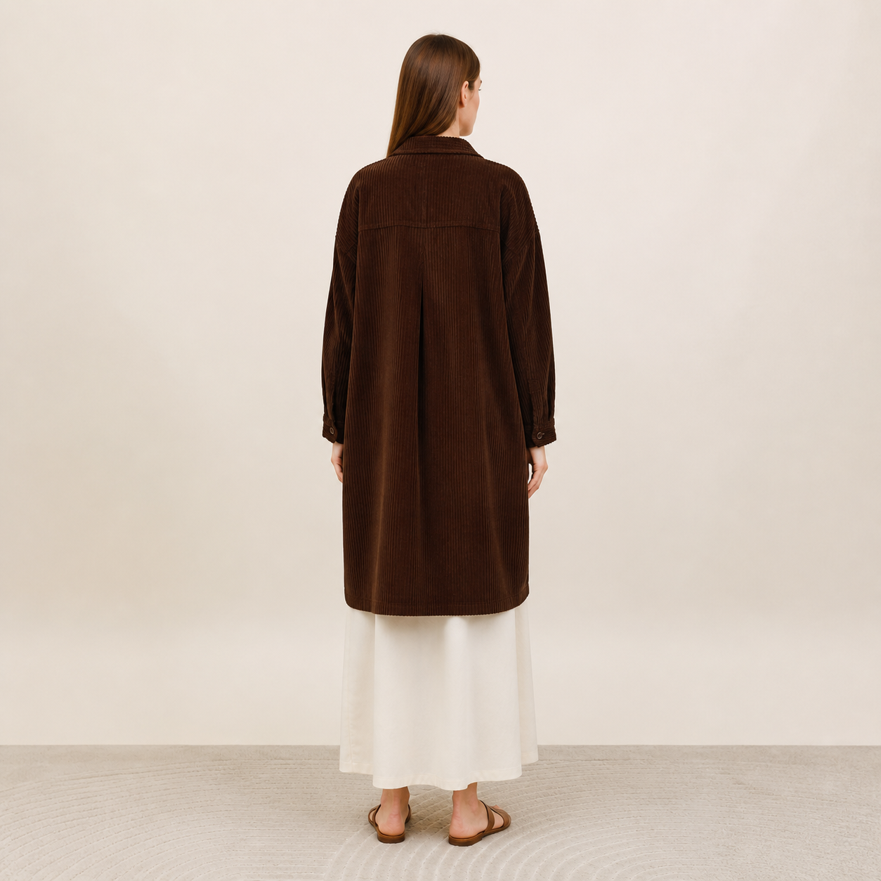 Manteau long marron en velours côtelé Tsniout – 02 dos studio
