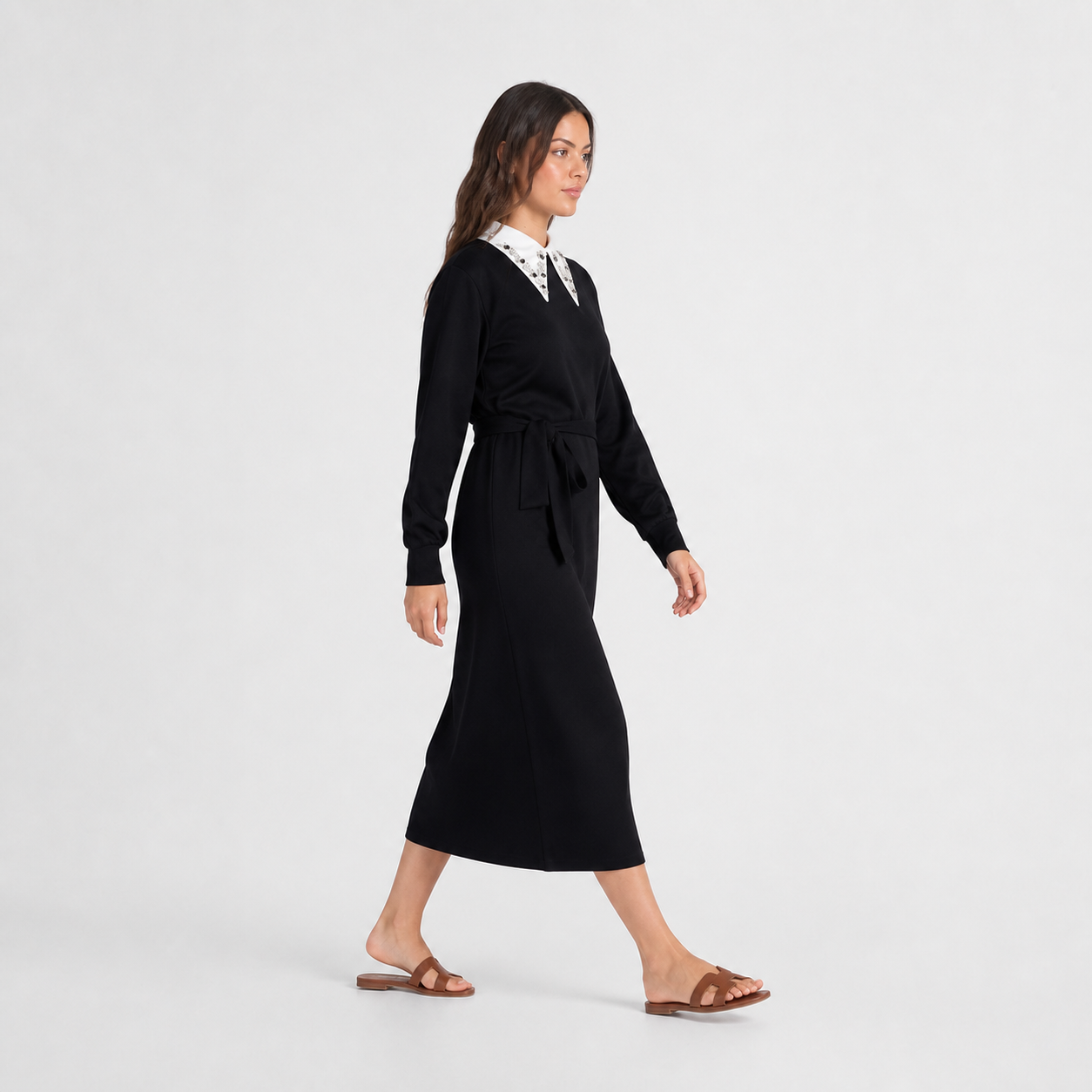 Robe longue noire en maille à col strass Tsniout – 03 profil marche