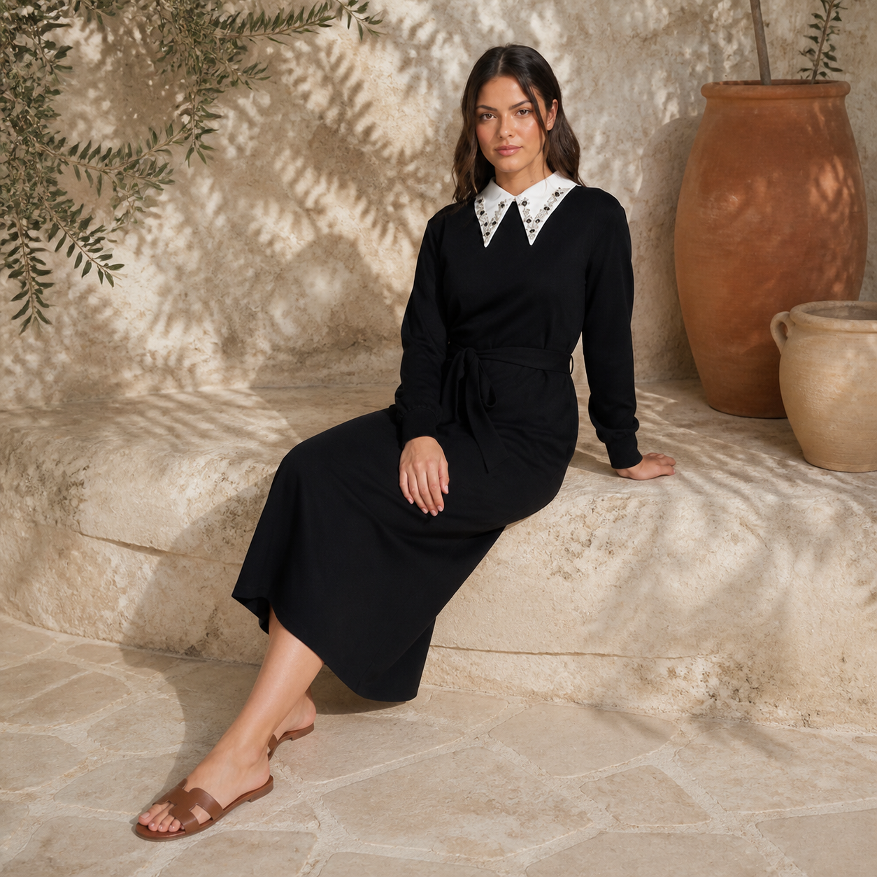 Robe longue noire en maille à col strass Tsniout – 05 lifestyle assise