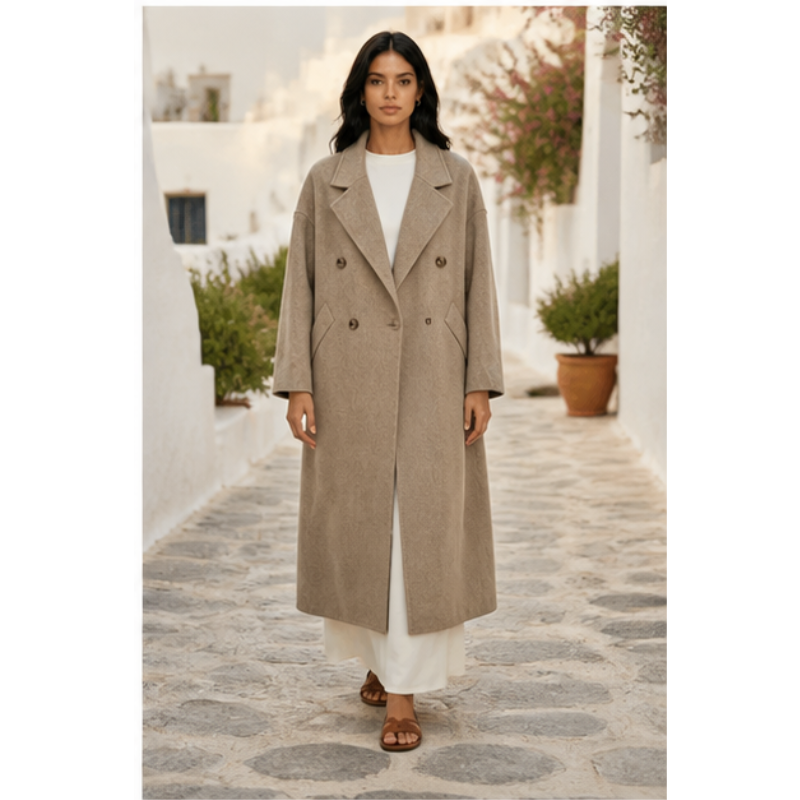 Manteau long taupe oversize Tsniout – 03 profil marche