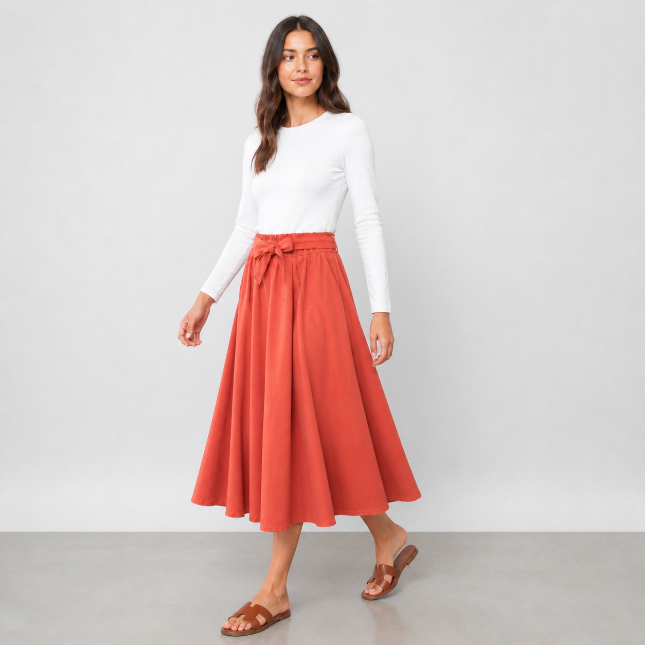 Jupe midi brique fluide à ceinture nouée Tsniout – 03 profil marche
