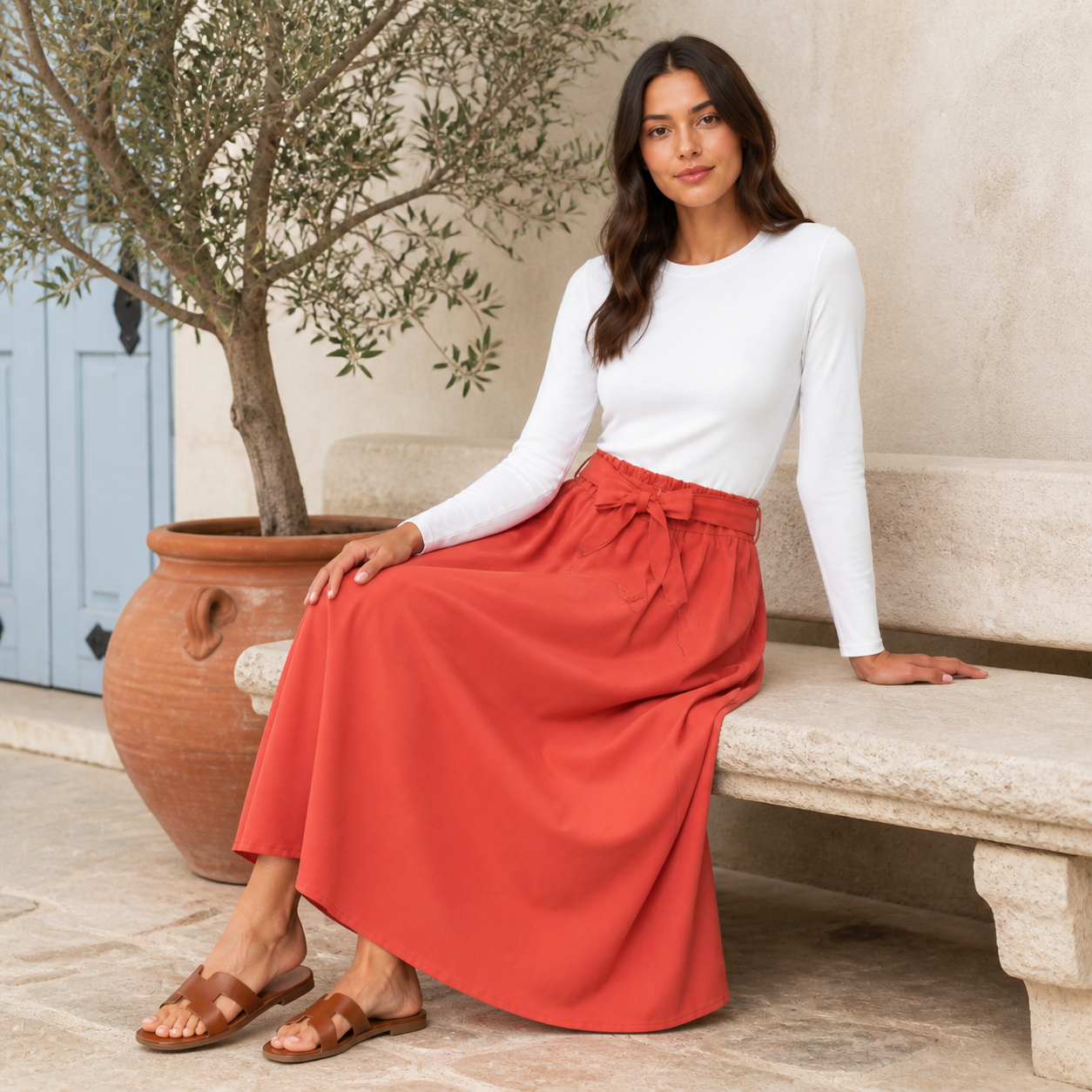 Jupe midi brique fluide à ceinture nouée Tsniout – 05 lifestyle assise