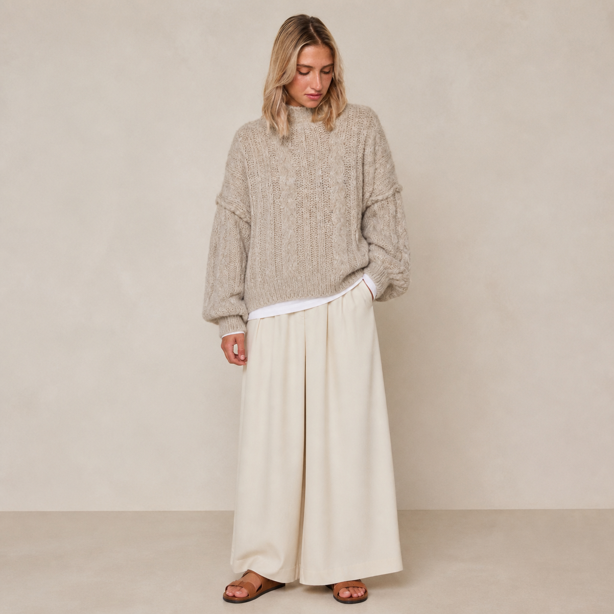 Pull beige en grosse maille Tsniout – 01 face studio