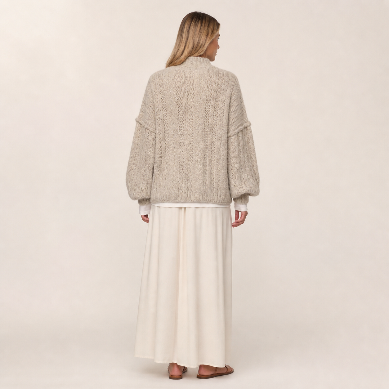 Pull beige en grosse maille Tsniout – 02 dos studio