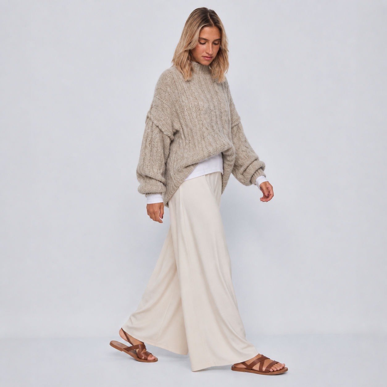Pull beige en grosse maille Tsniout – 03 profil marche