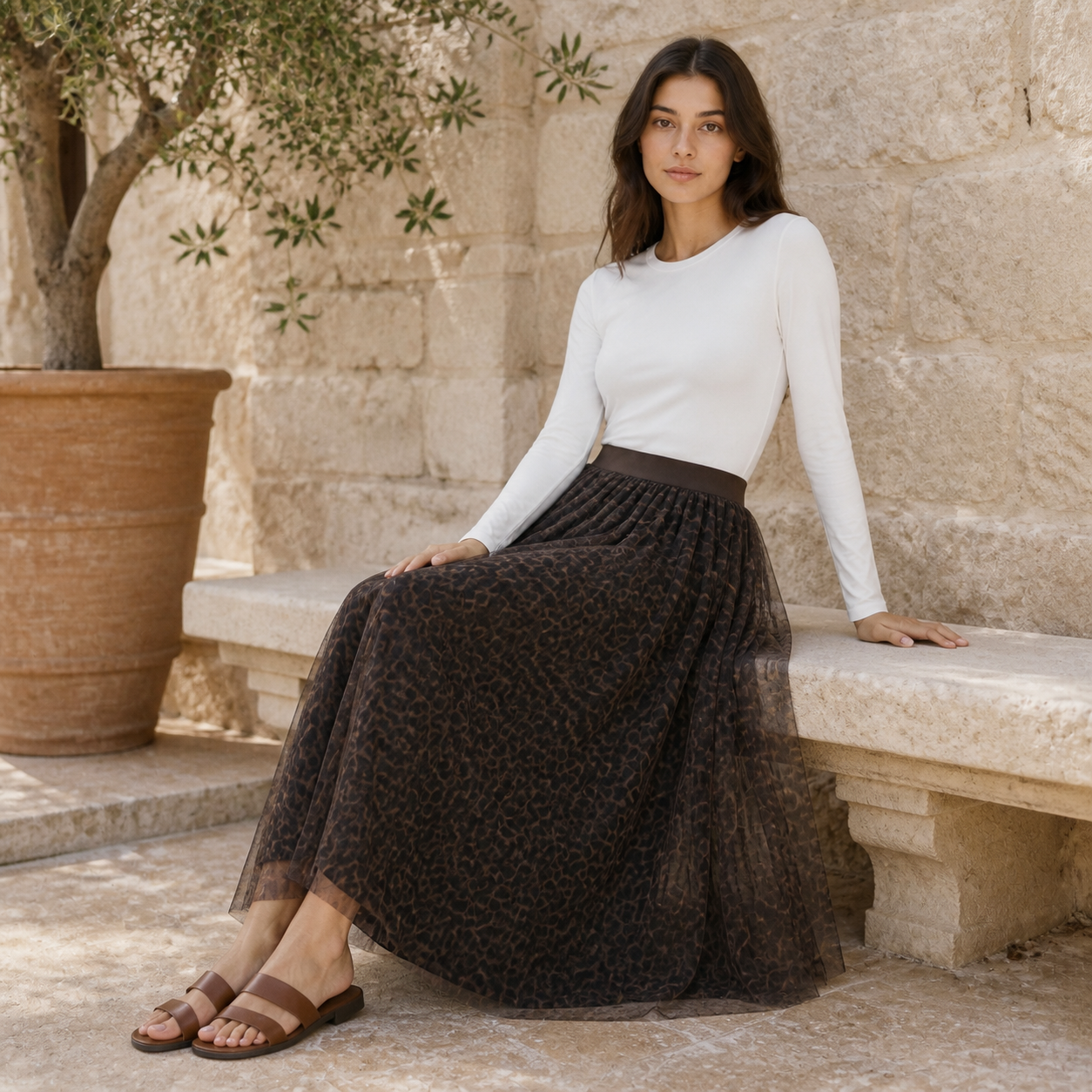 Jupe longue choco en tulle imprimé Tsniout – 05 lifestyle assise