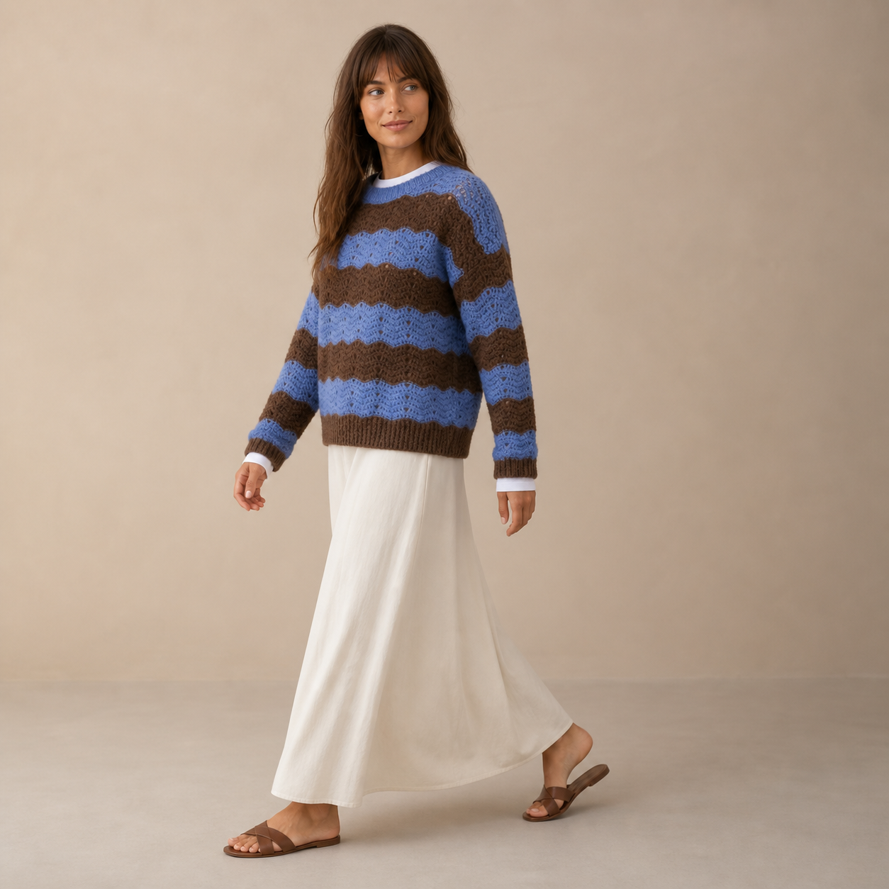Pull bleu à rayures marron Tsniout – 03 profil marche