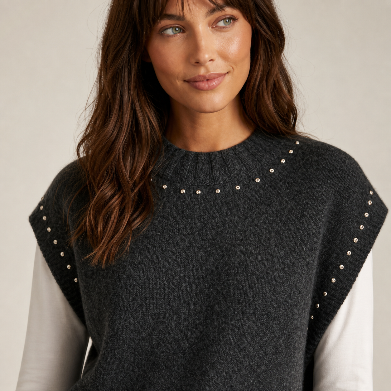 Pull gris anthracite sans manches à clous – vue 4
