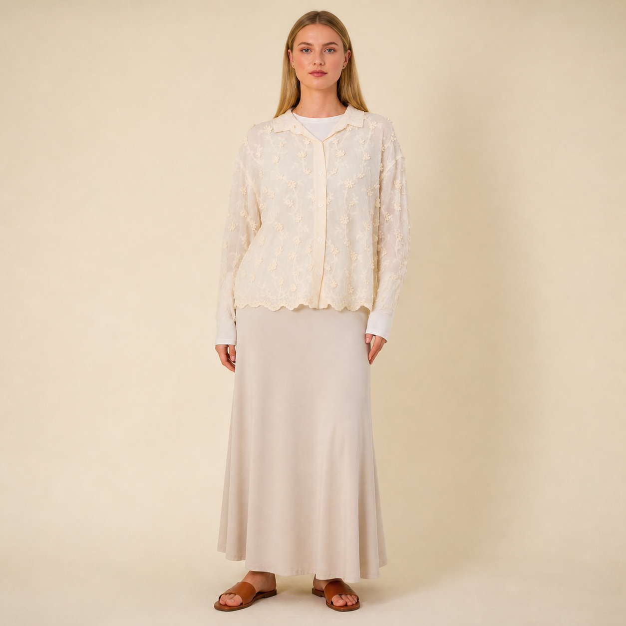Blouse beige à fleurs brodées – vue 1