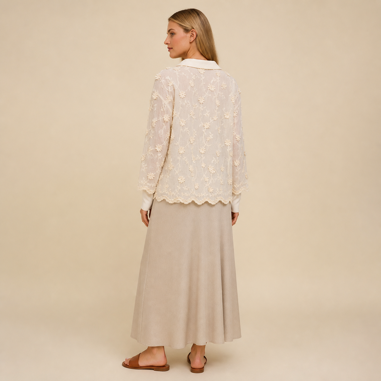 Blouse beige à fleurs brodées – vue 2