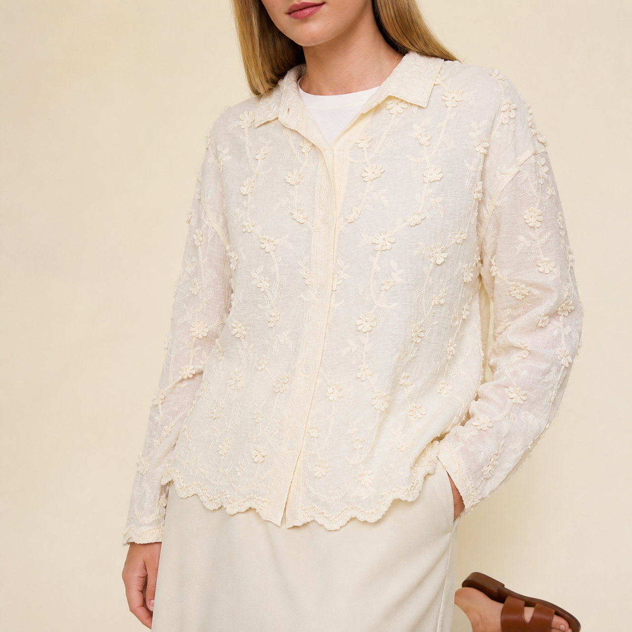 Blouse beige à fleurs brodées – vue 4