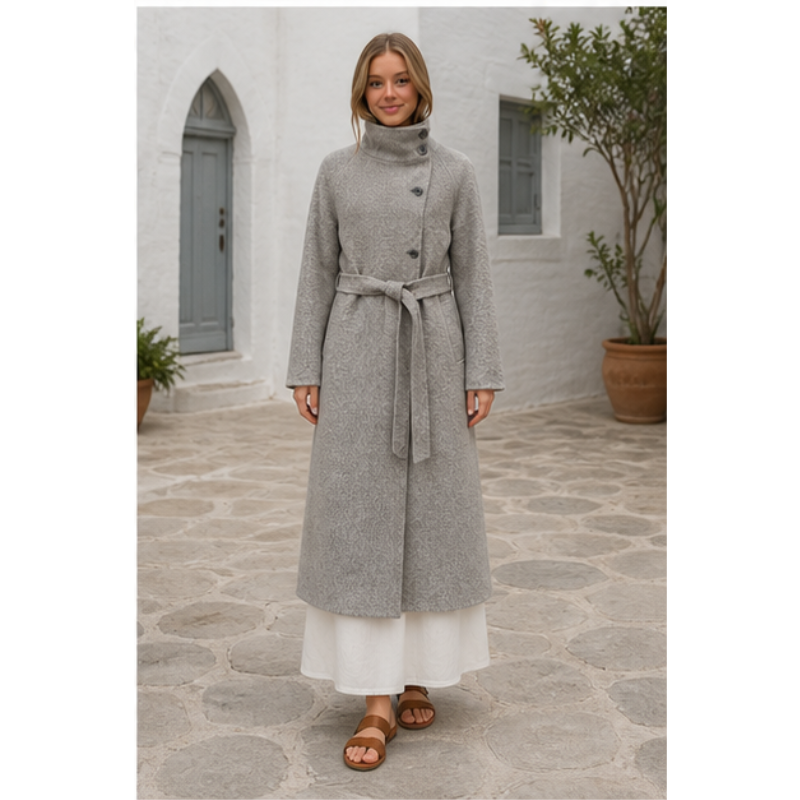 Manteau long gris ceinturé Tsniout – 03 profil marche