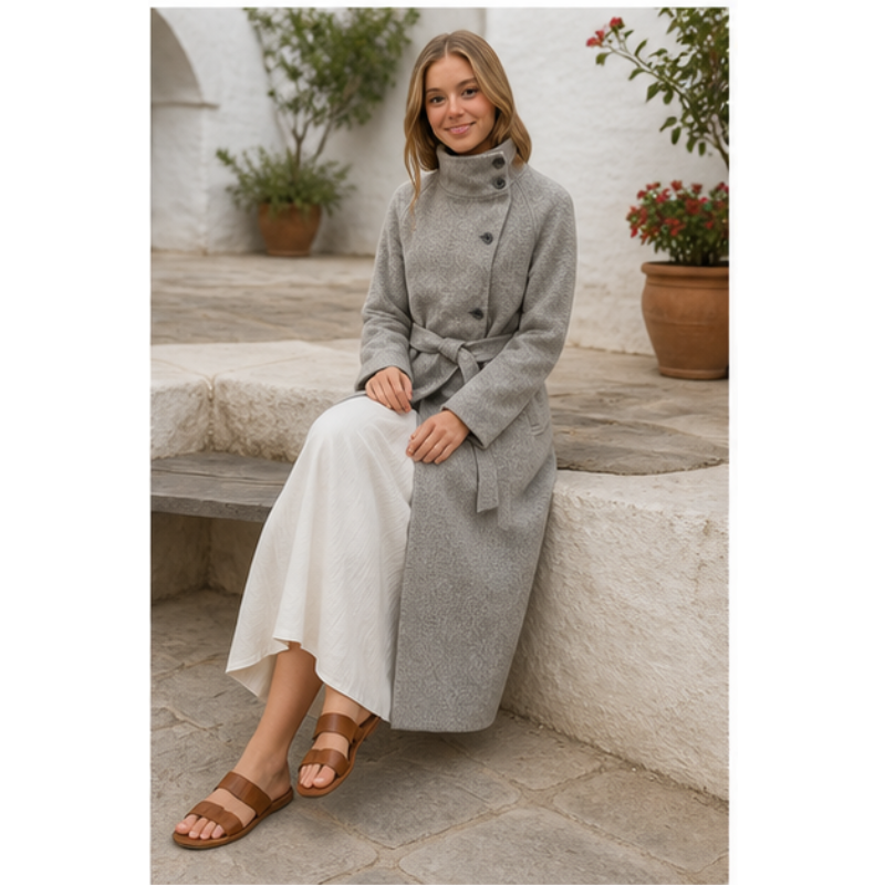 Manteau long gris ceinturé Tsniout – 05 lifestyle assise