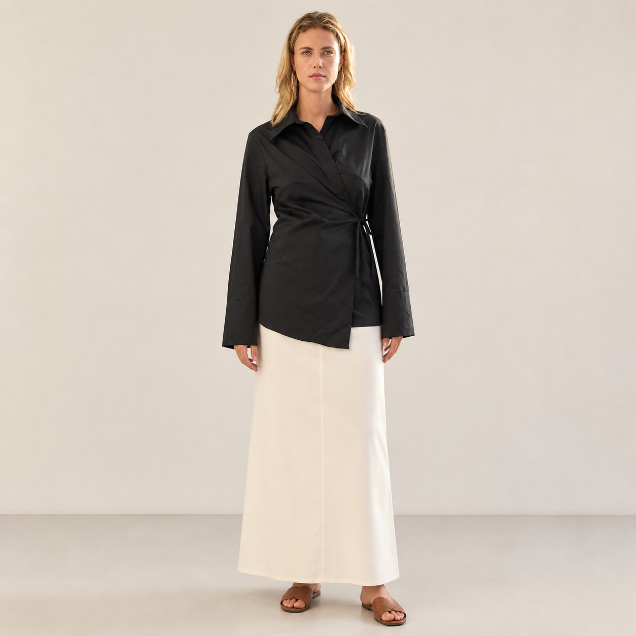 Blouse noire portefeuille à nouer – vue 1