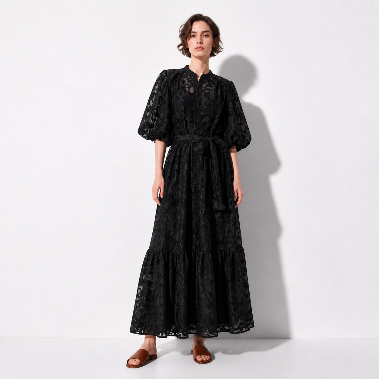 Robe longue noire en dentelle fleurie Tsniout – 01 face studio