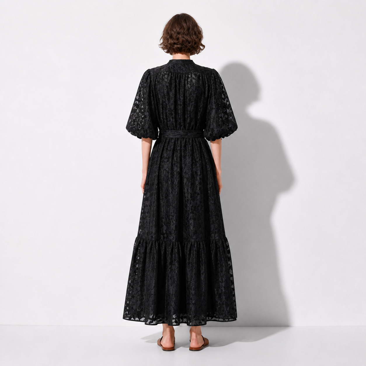 Robe longue noire en dentelle fleurie Tsniout – 02 dos studio